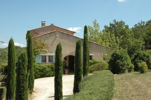 Propriété sur les flancs du Luberon à 400 mètres du centre d'un petit village